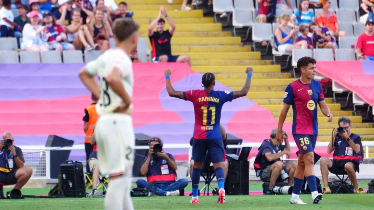 Mirada impotente del Real Valladoid ante la celebración de uno de sus tres goles Raphinha en el 7-0 del Barça al Real Valladolid.