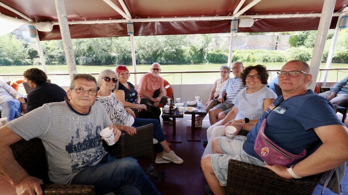 Caseta de feria El Mundo en el barco 'La Leyenda del Pisuerga'