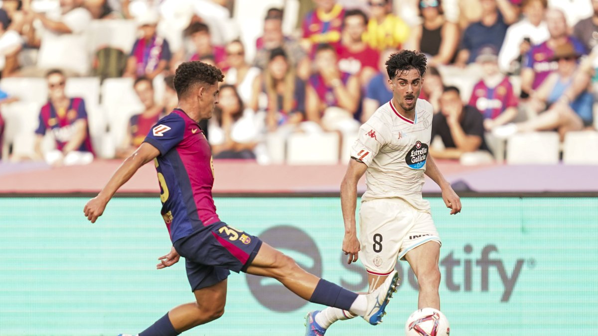 Kike centra ante la oposición de Domínguez, en el reciente partido de Barcelona.