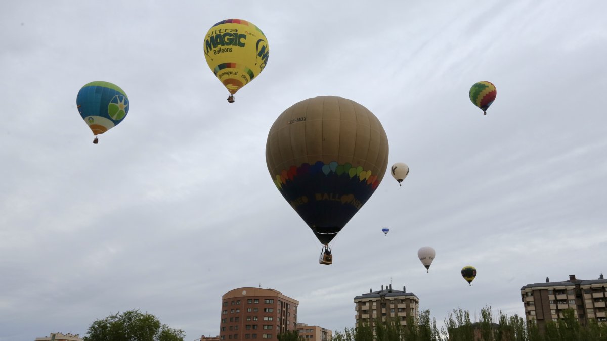 Vista panorámica de los globos en el cielo vallisoletano