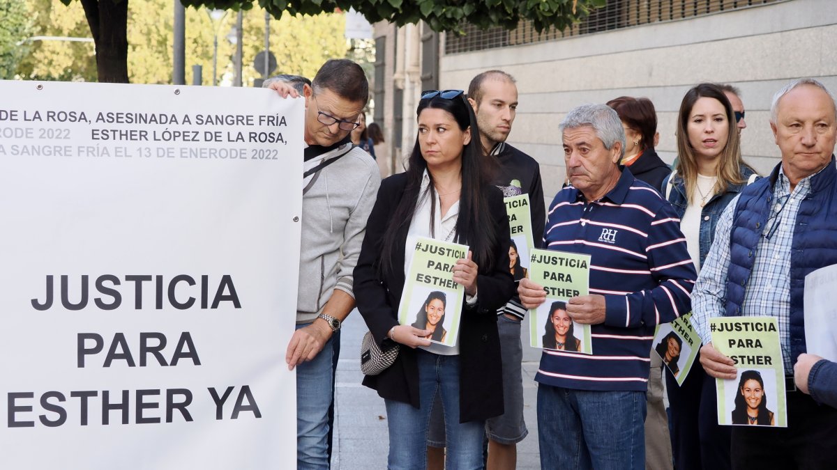 Inés López y su padre, esta mañana en la concentración en los juzgados.