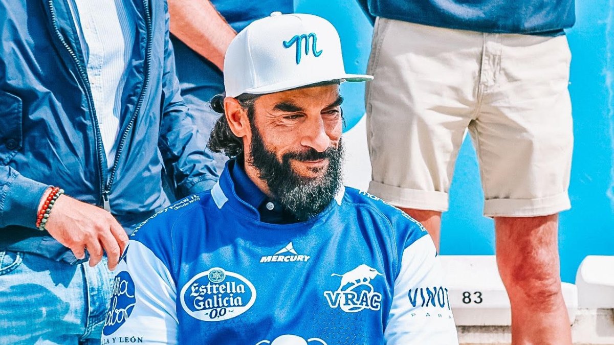 Manolo Vega con la camiseta del VRAC Quesos Entrepinares