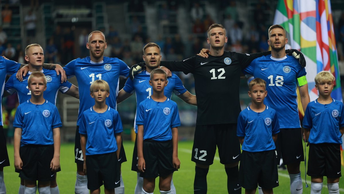 Hein, en el centro, canta el himno de Estonia ante del partido contra Eslovaquia.