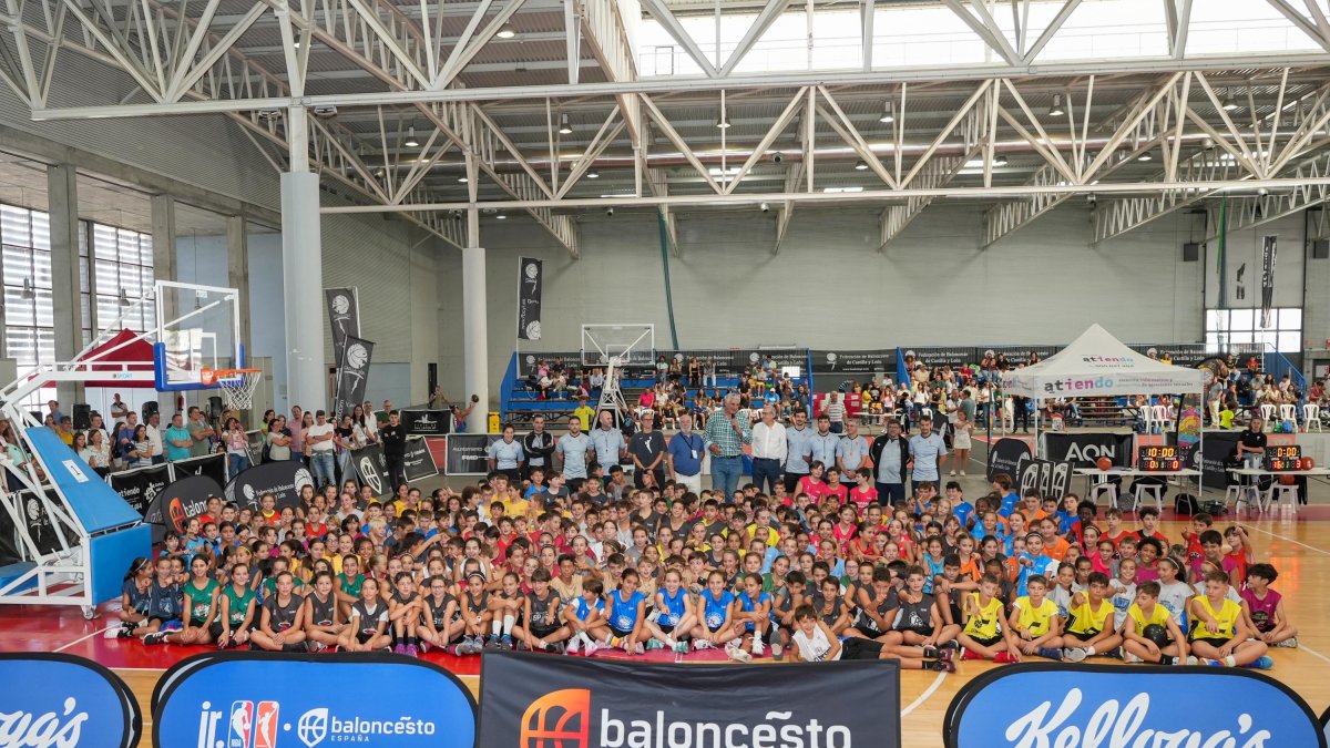 Foto de todos los participantes de la Jr. NBA