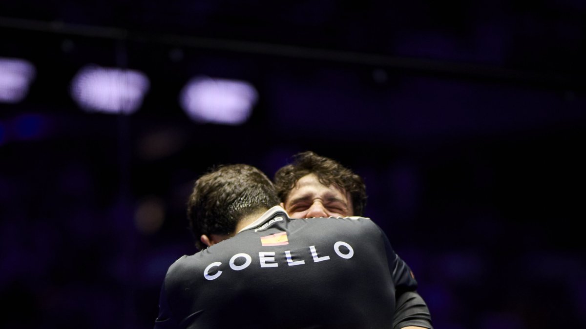 Coello y Tapia, abrazados tras su victoria en el Wizink Center