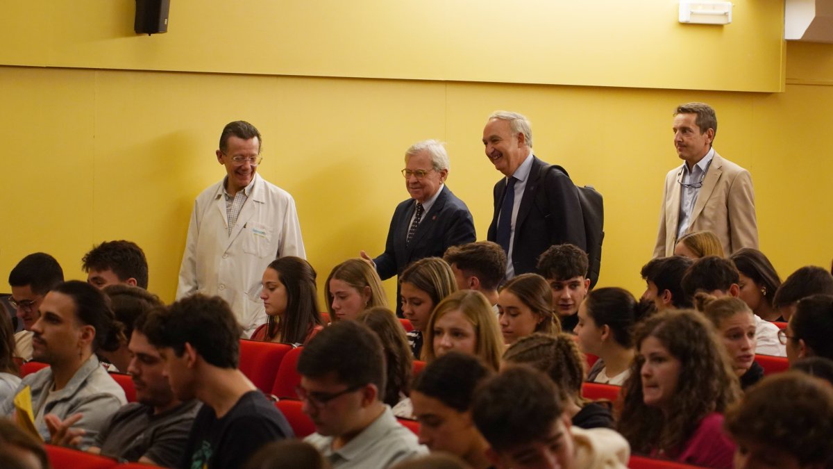 El rector de la UVa Antonio Largo da la bienvenida a estudiantes de Medicina en la inauguración del curso en la Universidad de Valladolid