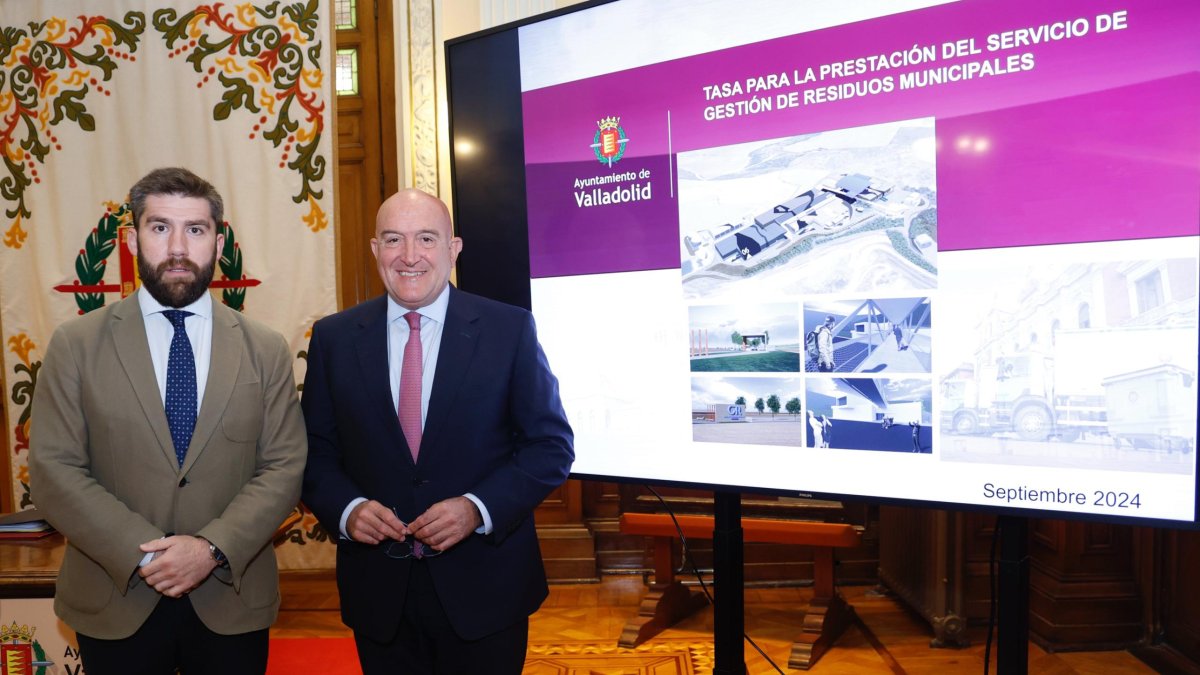 El concejal de Hacienda, Personal y Modernización Administrativa, Francisco Blanco y el alcalde, Jesús Julio Carnero, en la presentación de la tasa de basuras