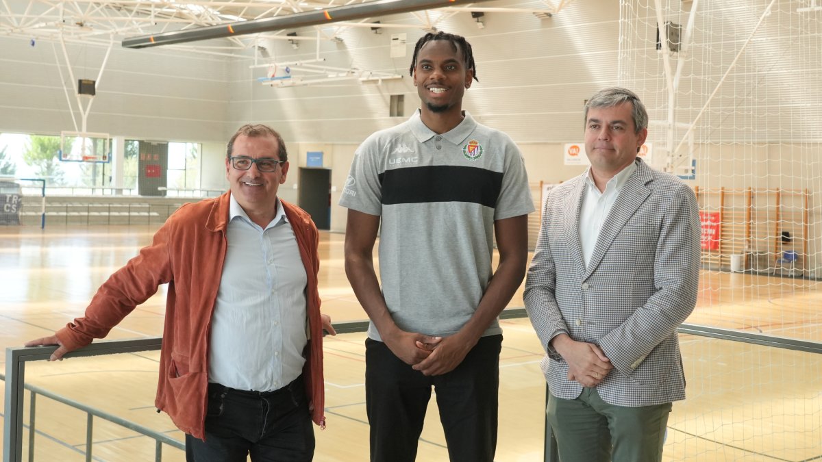 Presentación de Amanze Egekeze, jugador del Real Valladolid Baloncesto y patrocinio de Caja Rural Zamora.