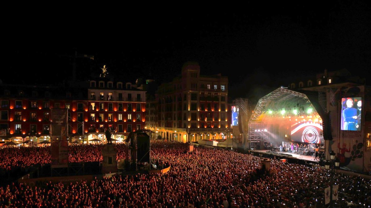 La plaza Mayor de Valladolid durante el concierto de Raphael