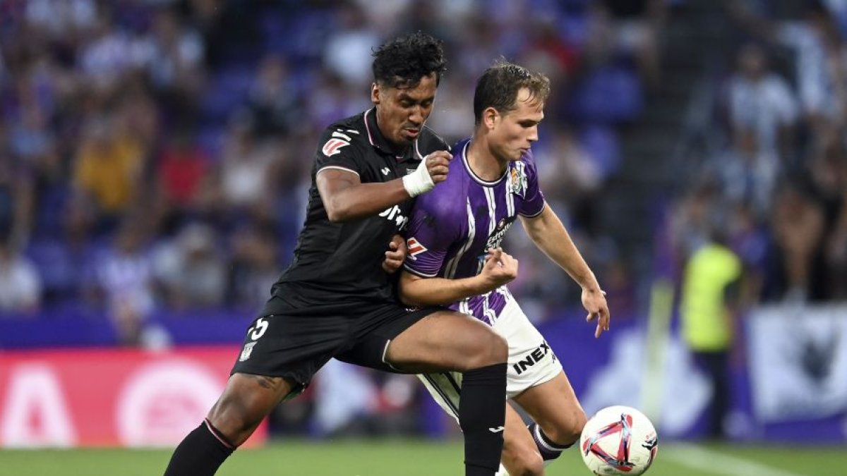 Latasa forcejea con el peruano Renato Tapia durante el Real Valladolid-Leganés.