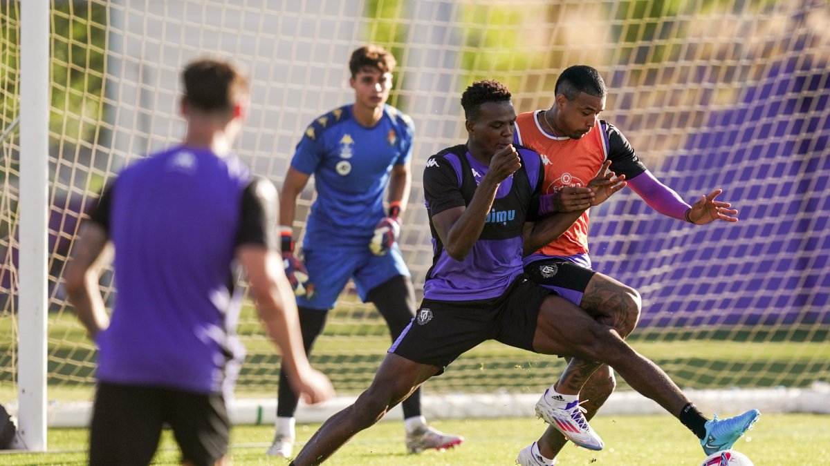 Juma disputa un balón con Kenedy en un entrenamiento