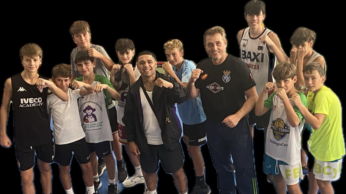 Los infantiles del Real Valladoid Baloncesto, con Salvi Jiménez y Domingo Gutiérrez.