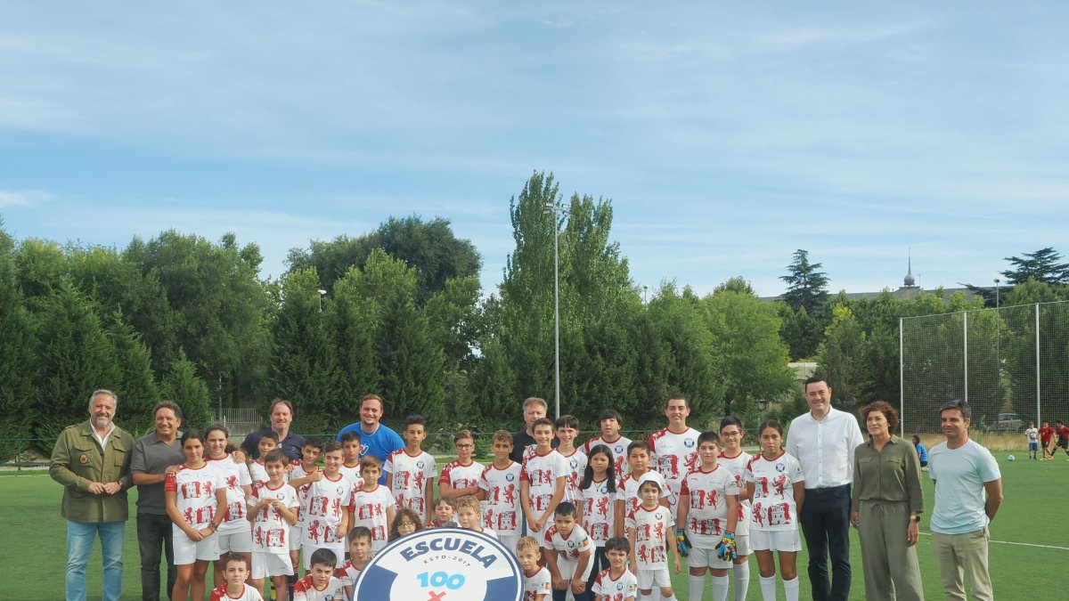 Foto de familia de la presentación de la Escuela 100x100 Deporte.