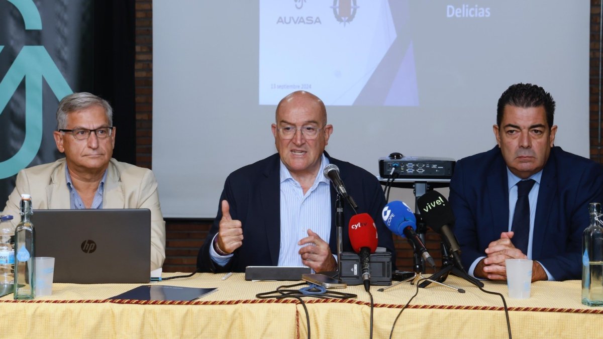 El alcalde de Valladolid, Jesús Julio Carnero, presenta el nuevo servicio de lanzaderas junto a Eduardo Cabanillas y Alberto Guitiérrez.