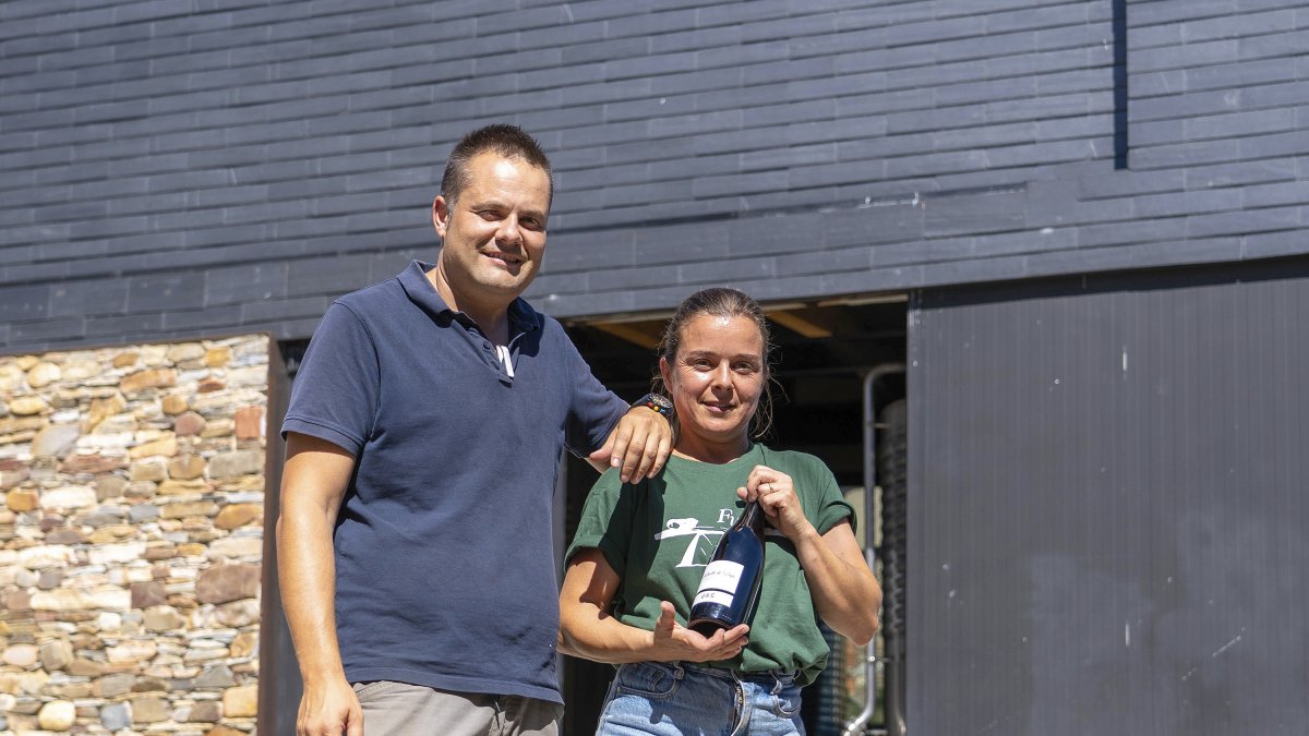 osé Antonio García y Julia Peña, un sólido tándem berciano a la puerta de su bodega en Valtuille de Abajo.