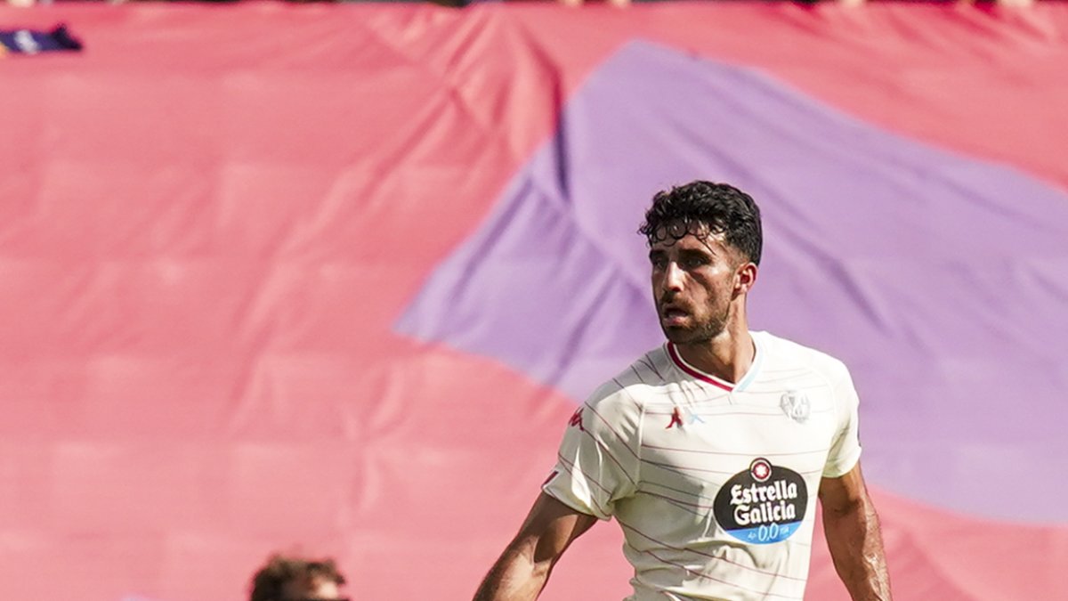 Eray Cömert controla el balón en el último partido de los blanquivioleta, en Barcelona.