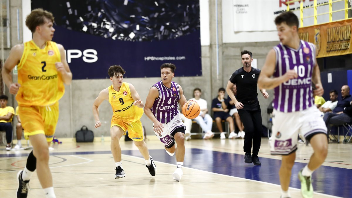 Atencia sube el balón ante el Gran Canaria B.