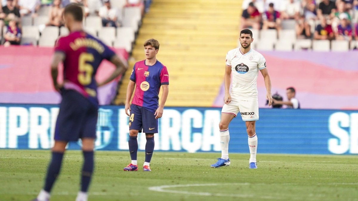 Cenk, ante Íñigo Martínez y Pablo Torre durante su estreno, en Barcelona.