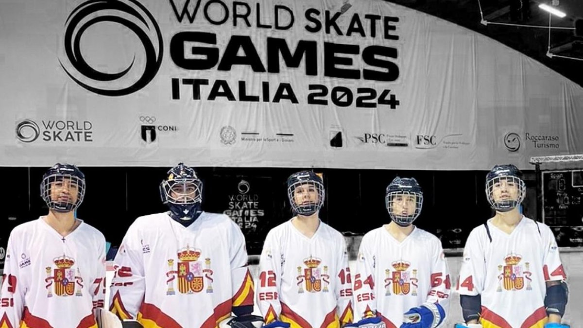 Los cinco jugadores vallisoletanos de la selección española absoluta de hockey en línea en los World Skate Games de Roma.