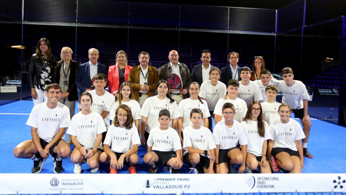 Foto de familia en el  'Caja Rural Stadium' con la visita del alcalde Jesús Julio Carnero.