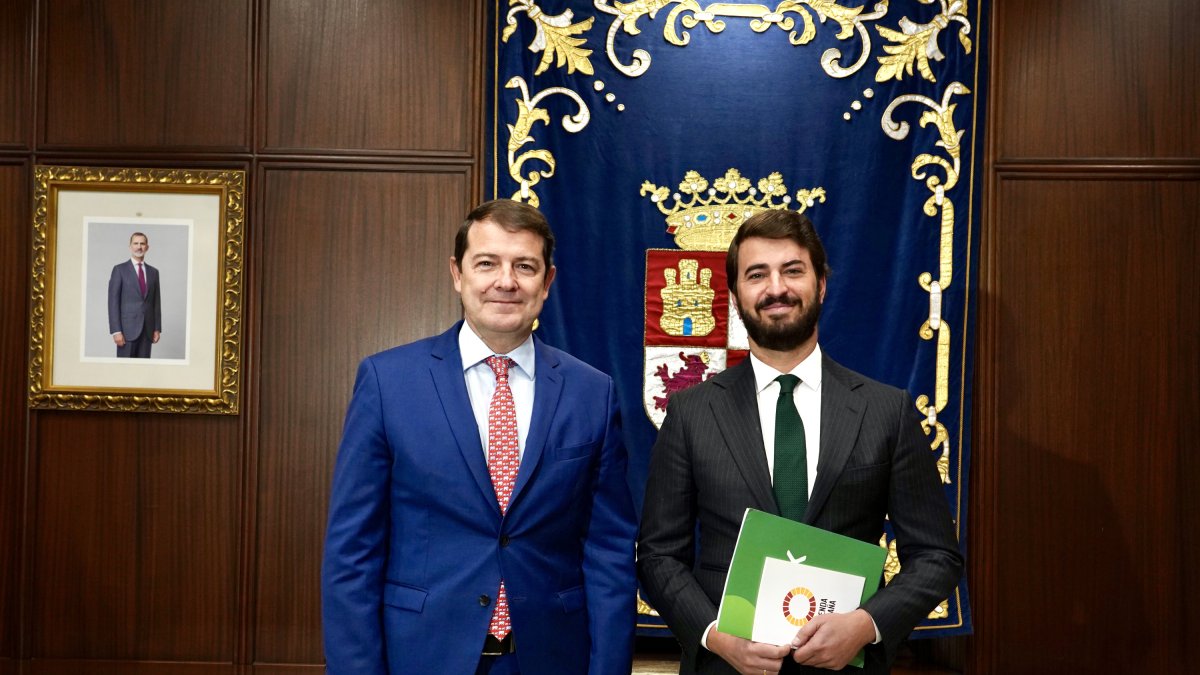 El presidente de la Junta, Alfonso Fernández Mañueco, recibe al portavoz de Vox, Juan García-Gallardo.