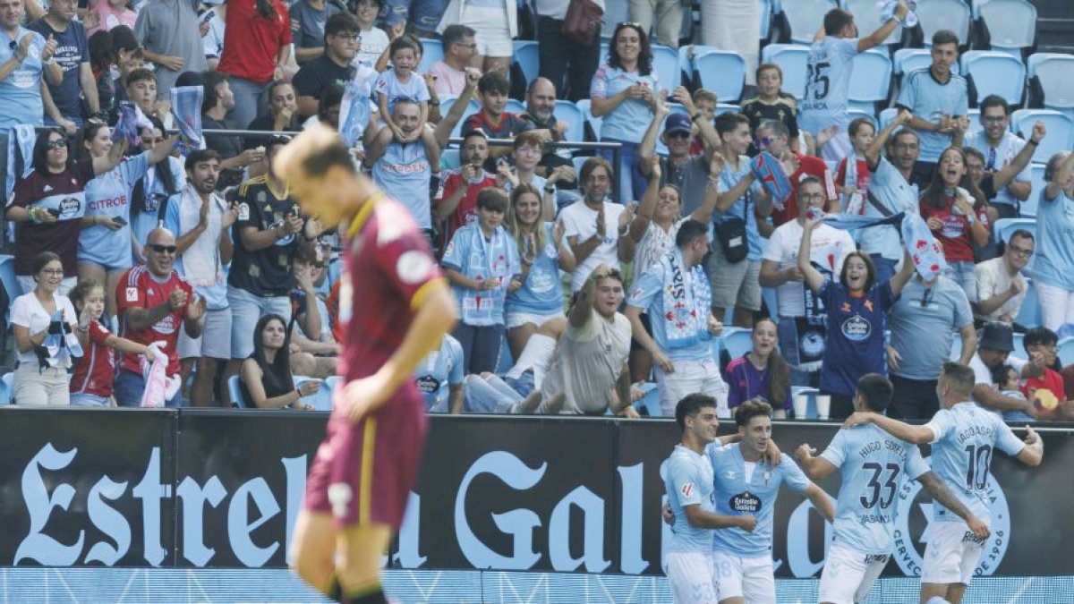 El Celta celebra un gol ante un cabizbajo jugador blanquivioleta.