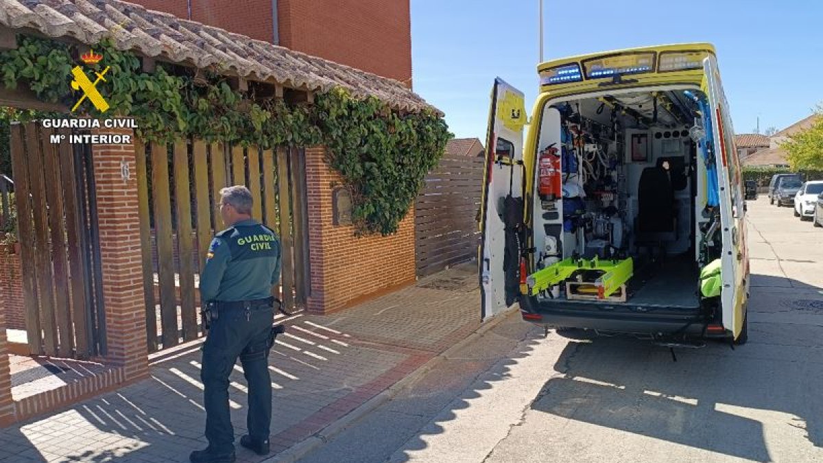 Imagen de una ambulancia y de la Guardia Civil en la casa del afectado en Boecillo