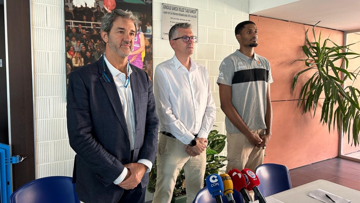 Jesús Manso (Ponce)  y Enrique Peral (Real Valladolid Baloncesto) junto al jugador del UEMC Real Valladolid, Wilson.