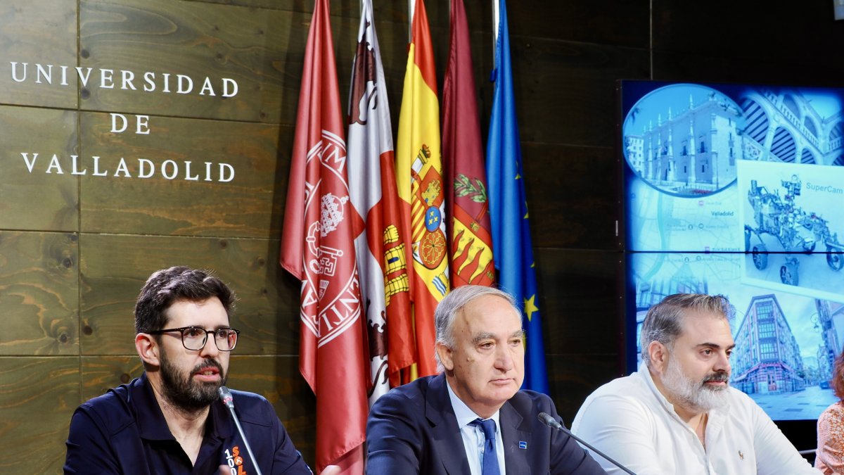 El rector de la UVA, Antonio Largo, y José Antonio Manrique y Guillermo López, los investigadores del Grupo Erica.