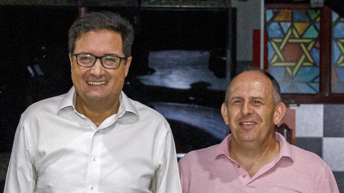 El ministro de Transformación Digital y Función Pública, Óscar López; junto al secretario general del PSOE de Segovia, José Luis Aceves.