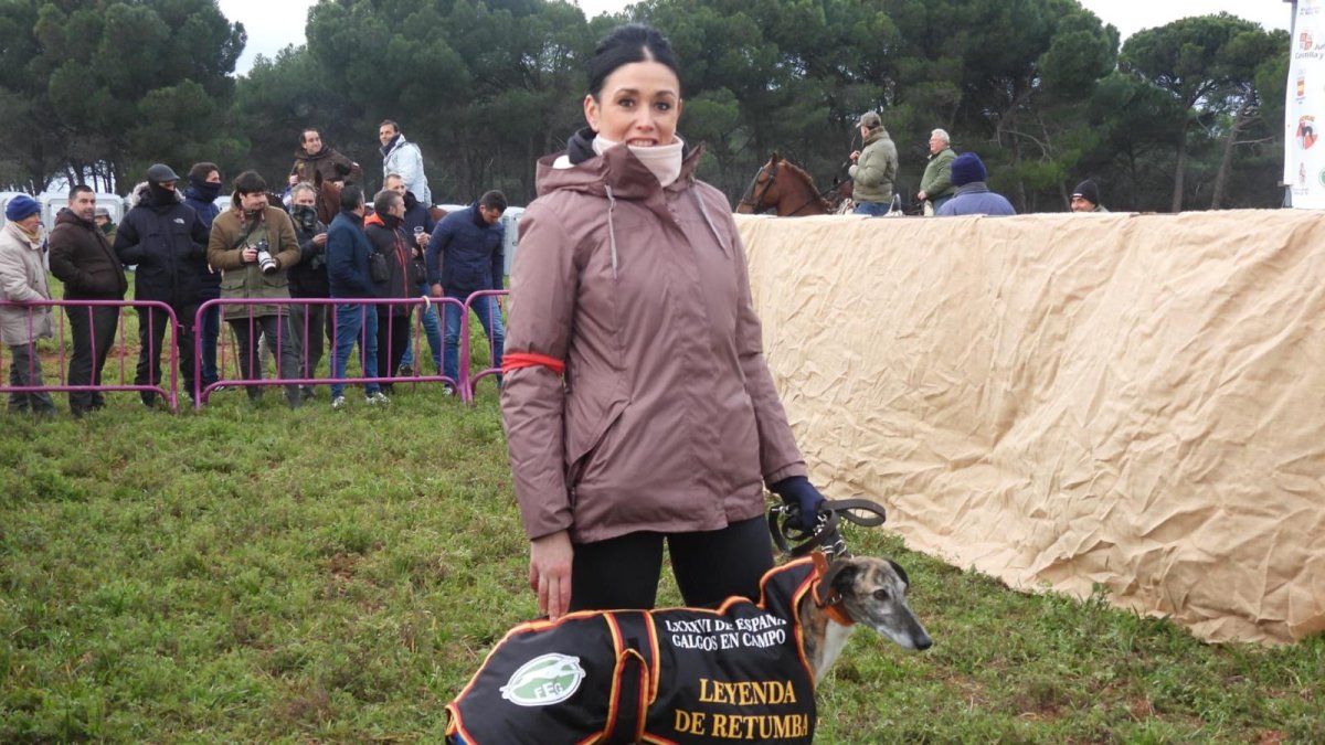 La galga zamorana Leyenda de Retumba, finalista nacional de este año 2024 junto a su propietaria, en el campo.