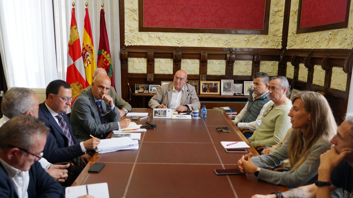 Reunión del comité de empresa de Bimbo y los viceconsejeros de Economía y Política Agraria en el Ayuntamiento de Valladolid