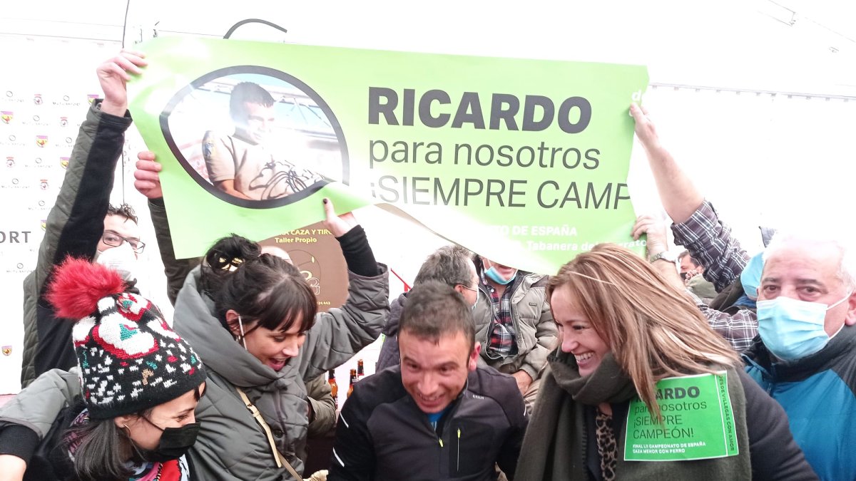 El burgalés Ricardo Ramos Rilova, El gigante de Villegas celebrando con sus amigos el subcampeonato de España que alcanzó en Tabanera de Cerrato.