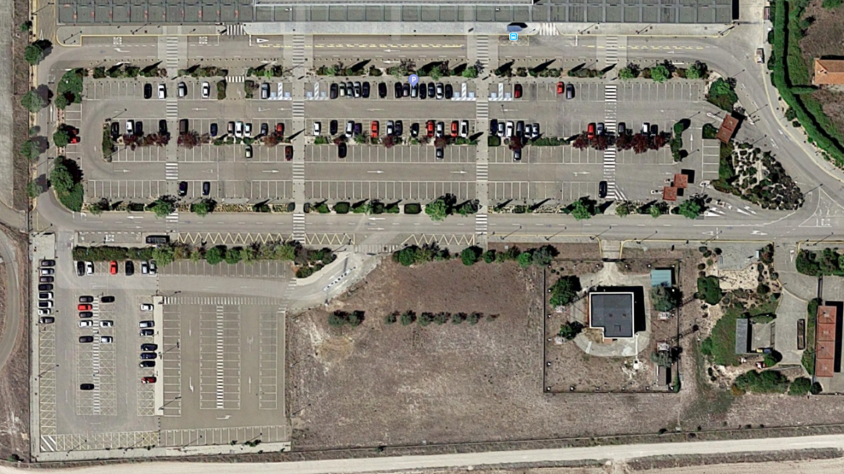 Vista cenital del aparcamiento exterior del aeropuerto de Valladolid, en Villanubla. / EM