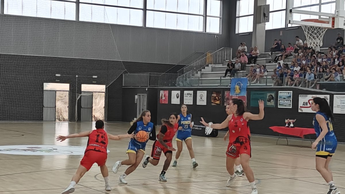 Acción del partido entre Ponce y Baloncesto León.