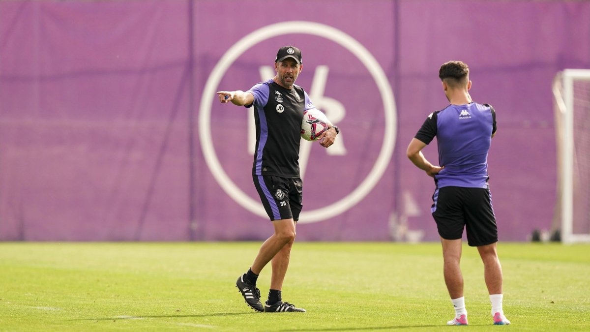 Pezzolano imparte una orden durante un entrenamiento.