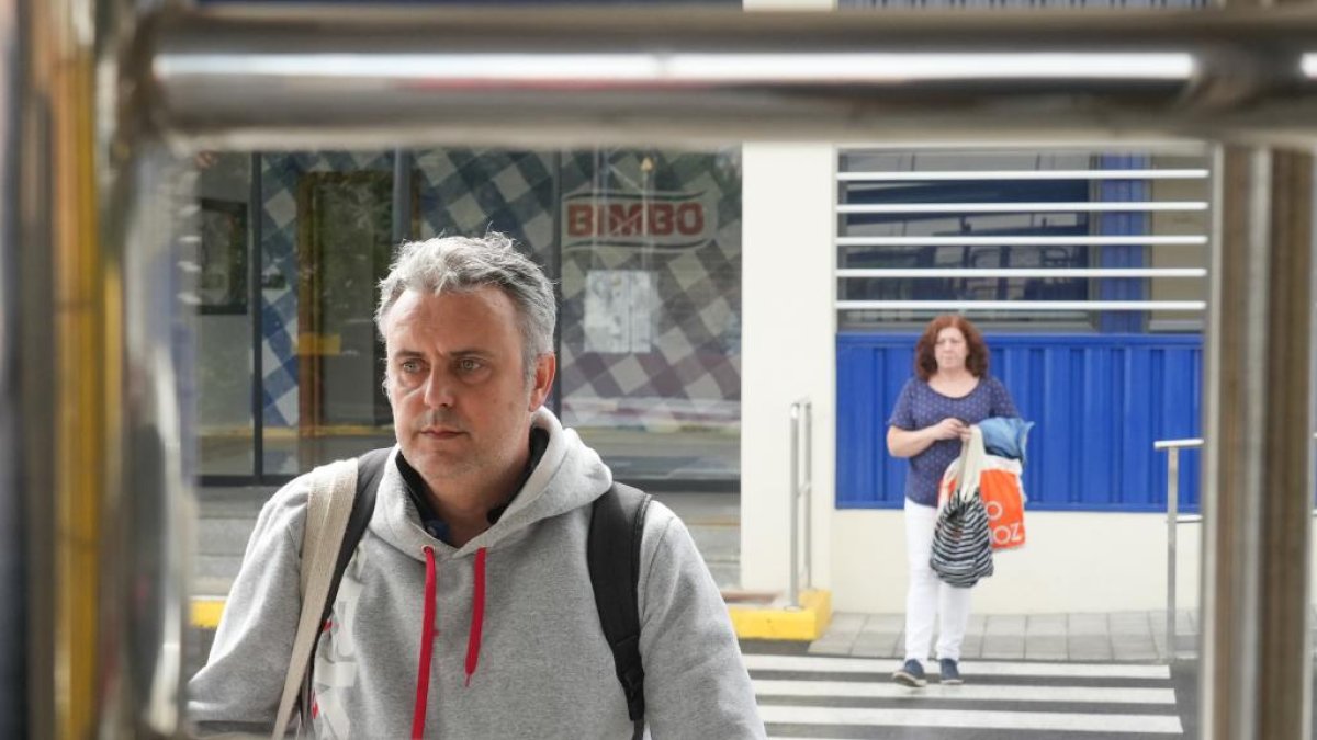 Trabajadores de Bimbo, a la salida de uno de los turnos de la fábrica del polígono de San Cristóbal en Valladolid.