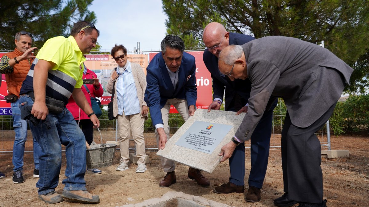 El alcalde de Valladolid, Jesús Julio Carnero, coloca la primera piedra del recinto de la Feria de Folklore y Gastronomía José Luis Bellido.