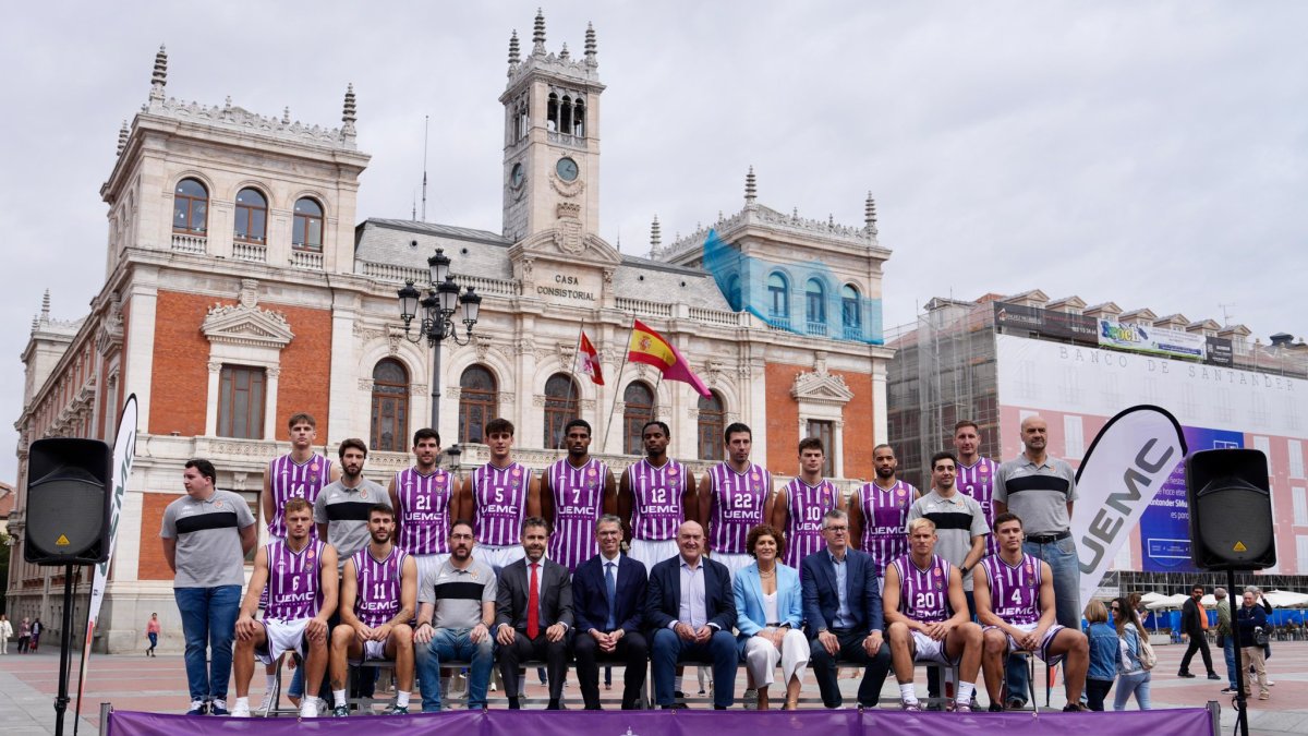 Foto de familia del UEMC Real Valladolid Baloncesto en la Plaza Mayor