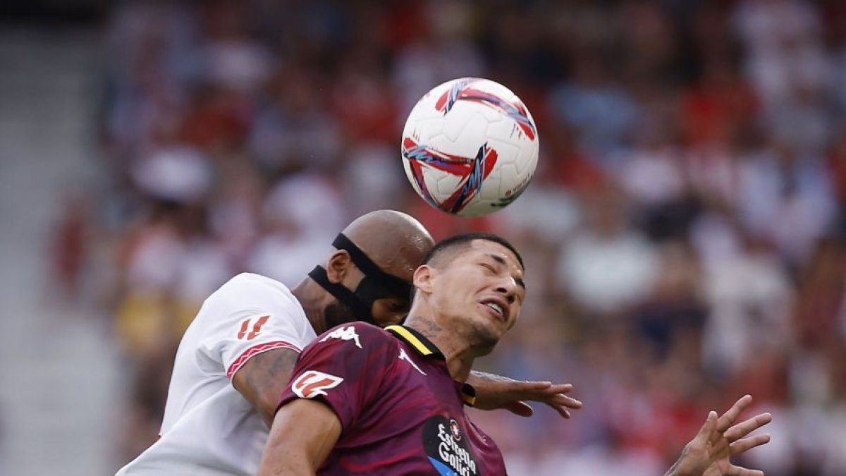 El delantero centro blanquivioleta Marcos André y el defensa central sevillista Marcão pugnan por un balón aéreo.