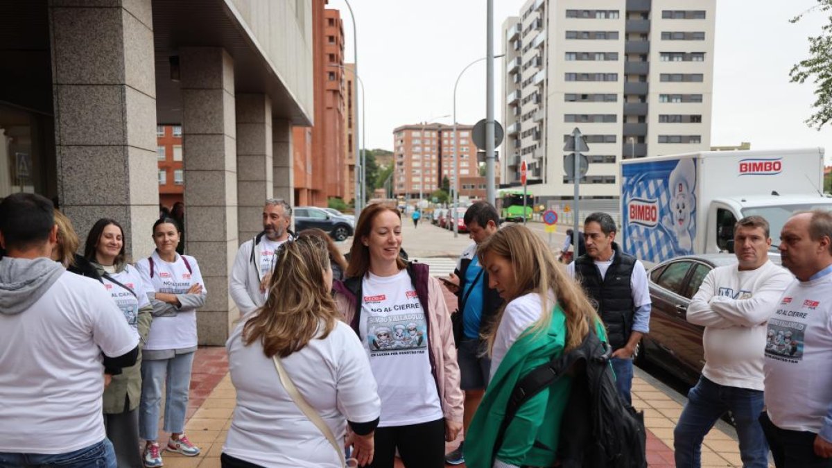 Trabajadores de Bimbo en Valladolid, a la puertas del hotel donde se celebró la reunión con la empresa.