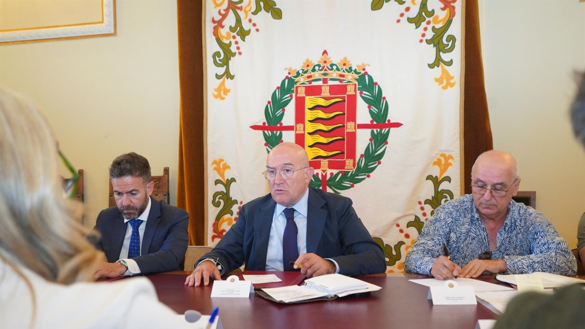 Carnero, en una reunión anterior de la Mesa del Soterramiento.