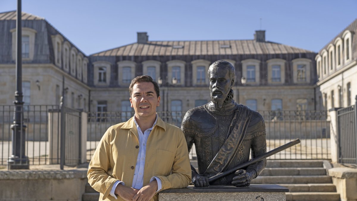 Rodrigo González, frente al Palacio de los duques de Alba, en Piedrahita