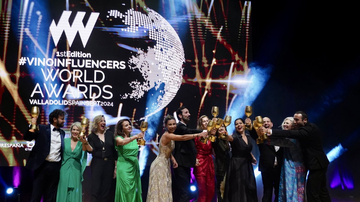 Foto de familia de premiados y autoridades en la gala 'Vinoinfluencers workd awards' de Valladolid.