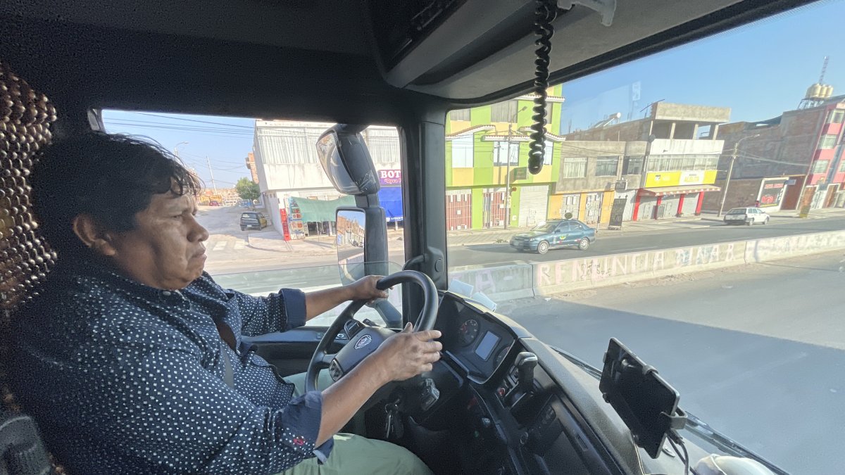 Asetra selecciona transportistas en Perú, imagen de un camionero por las calles de Lima