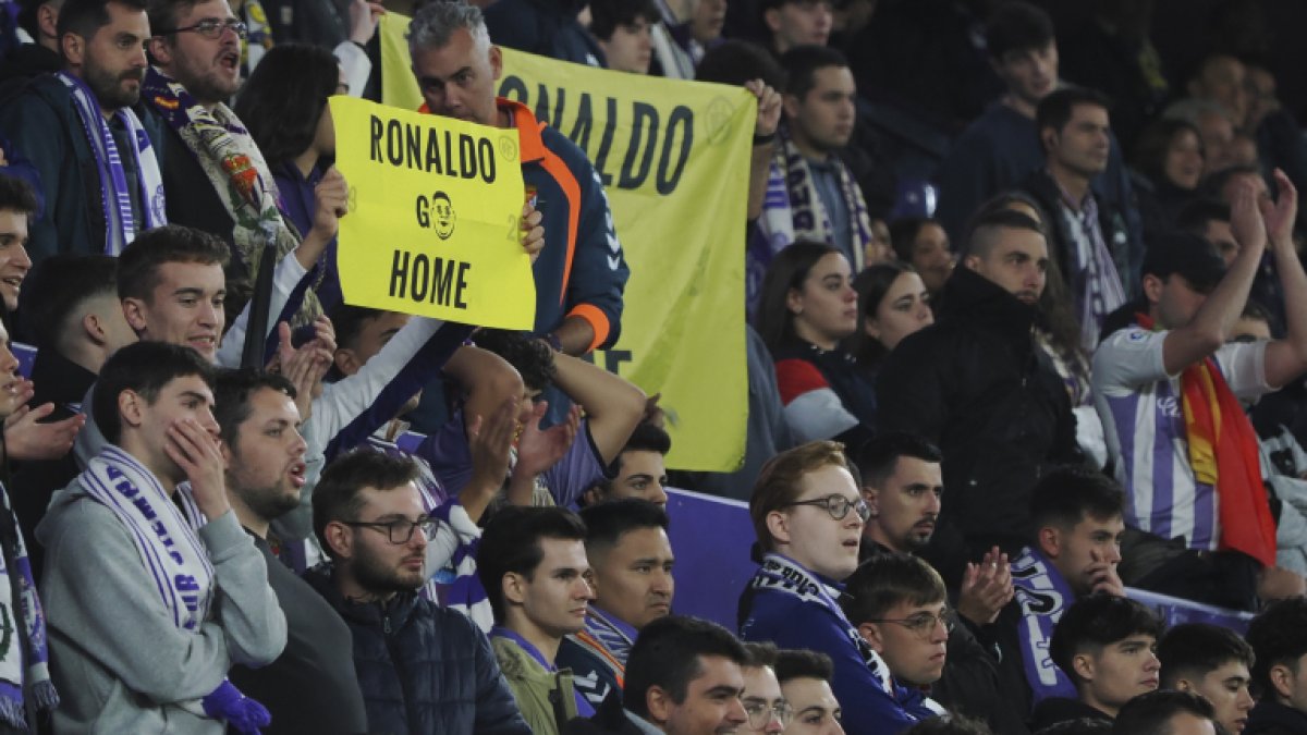 Pancarta con el lema ‘Ronaldo, go home’ en el estadio Zorrilla