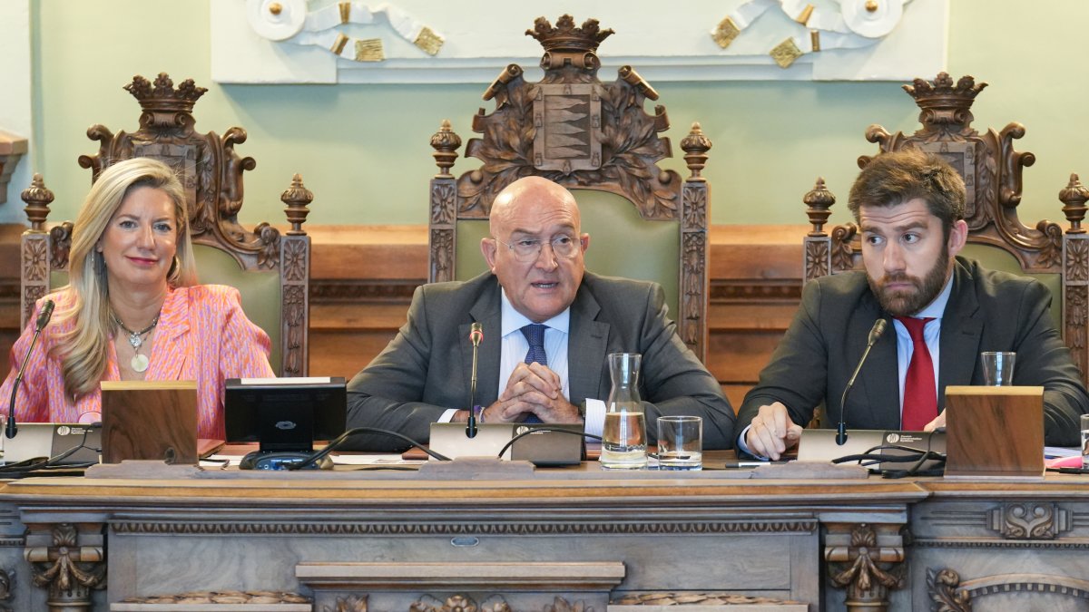 Irene Carvajal, Jesús Julio Carnero y Francisco Blanco, durante el pleno.