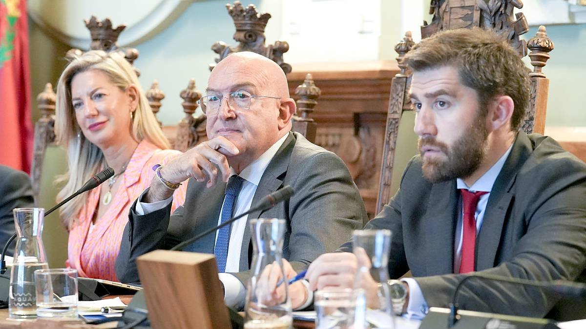 Irene Carvajal, Jesús Julio Carnero y Francisco Blanco, durante el pleno. J. M. LOSTAU