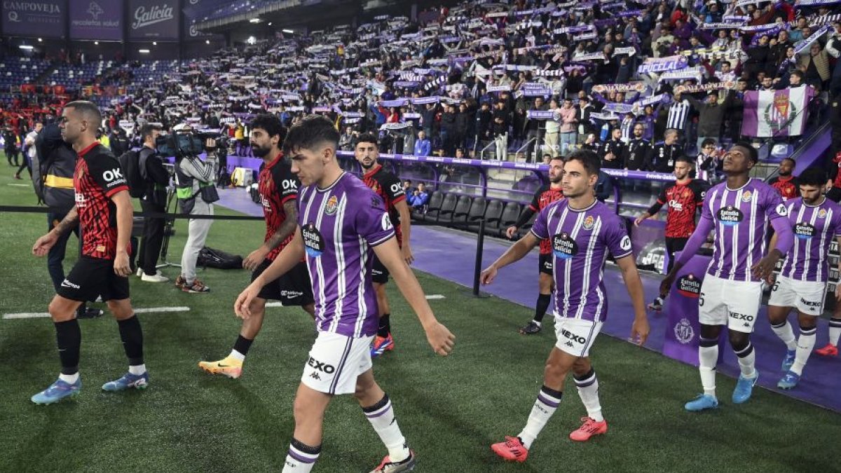 Jugadores de Real Valladolid y Mallorca salen al campo desde el túnel de vestuarios el pasado viernes.