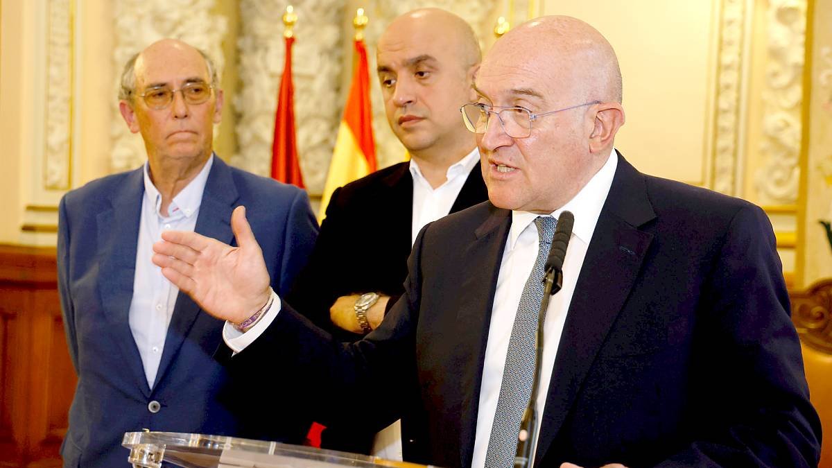 El alcalde de Valladolid, Jesús Julio Carnero, junto a dos de los técnicos, durante la presentación del informe sobre el soterramiento. E. M.